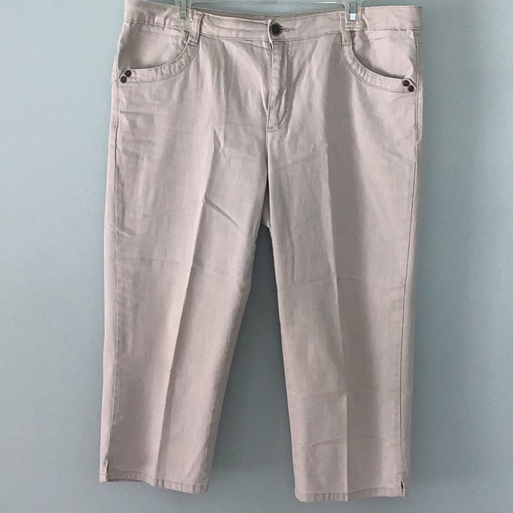Living Planet cream capris - size 12.  Front and back pockets.